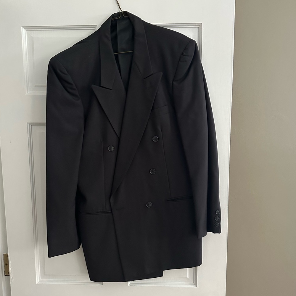 Jones New York black men’s suit 
Double breasted blazer and pants
